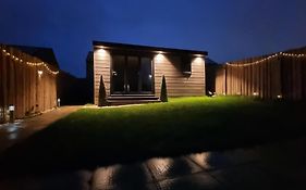 T-I-G-H The Coziest Place Wifi & Netflix Near Roundhay