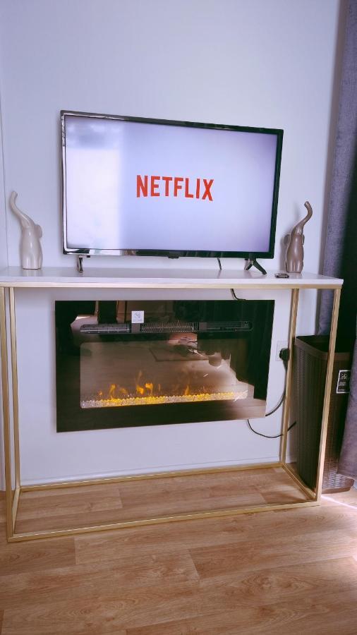 T-I-G-H The Coziest Place Wifi & Netflix Near Roundhay Villa Leeds  Exterior photo