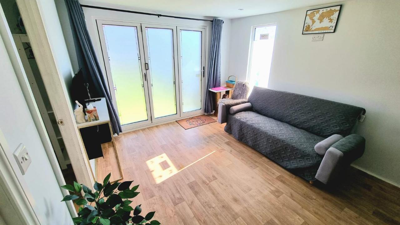 T-I-G-H The Coziest Place Wifi & Netflix Near Roundhay Villa Leeds  Exterior photo