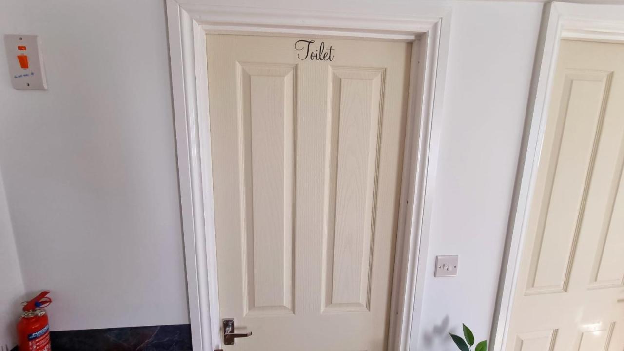 T-I-G-H The Coziest Place Wifi & Netflix Near Roundhay Villa Leeds  Exterior photo