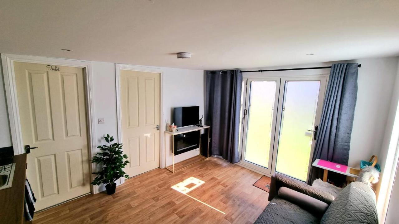 T-I-G-H The Coziest Place Wifi & Netflix Near Roundhay Villa Leeds  Exterior photo