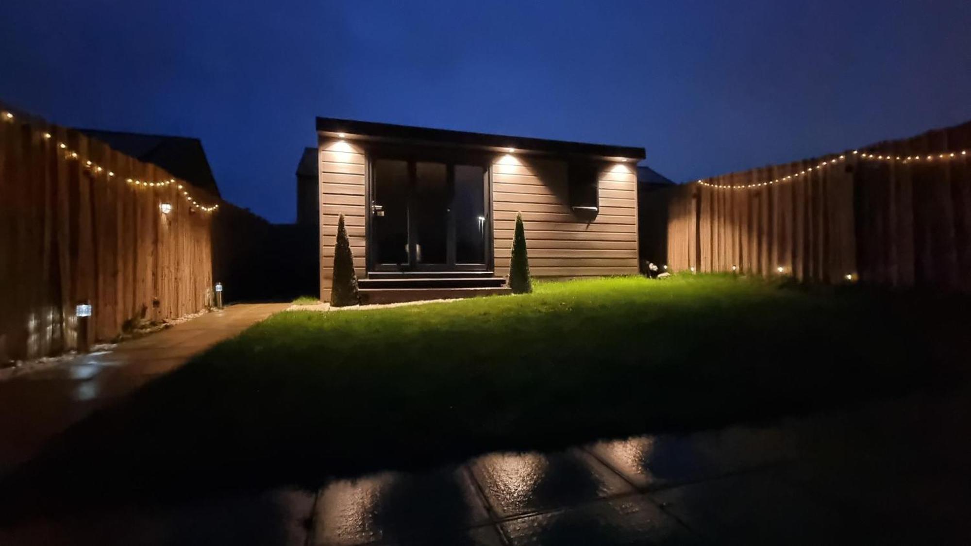 T-I-G-H The Coziest Place Wifi & Netflix Near Roundhay Villa Leeds  Exterior photo